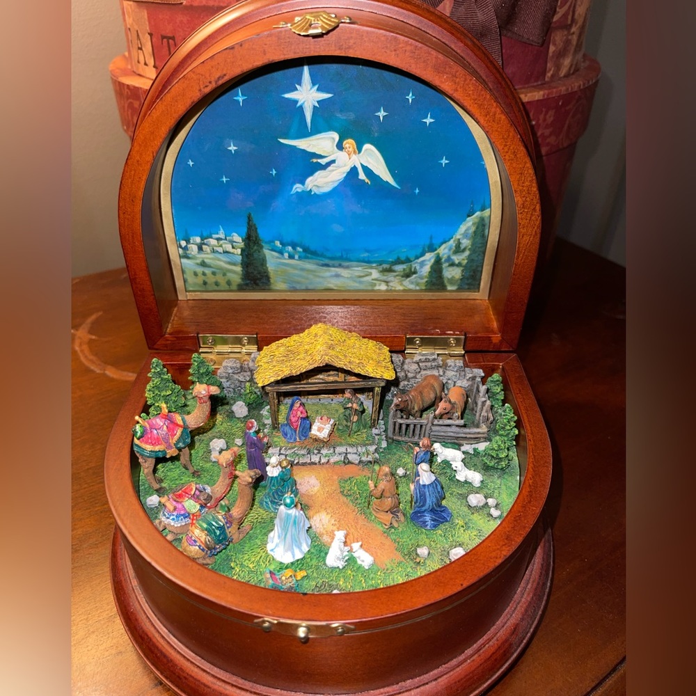 The Danbury Mint Nativity Music Box Silent Night Manger Scene (Musical)